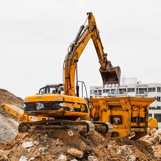 engin de terrassement sur un chantier