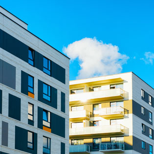 immeubles d'habitations sous un ciel ensoleillé