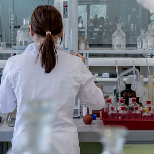 femme dans un laboratoire