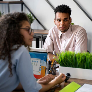 équipe marketing sur un projet responsable