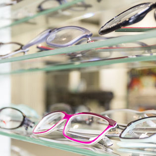 paires de lunettes multicolores