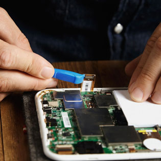 technicien réparant un produit électronique