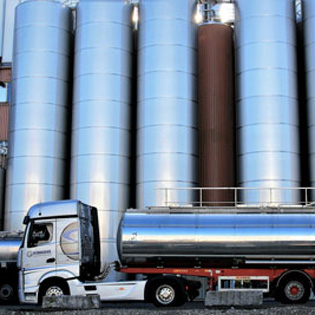 citernes métalliques et un camion avec une citerne