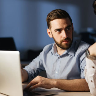 consultant travaillant en équipe devant un ordinateur