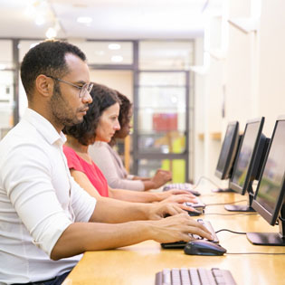 personnes en formation devant des ordinateurs