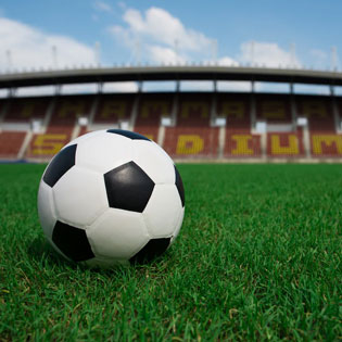 ballon de football au centre de la pelouse d'un stade