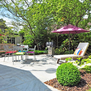 jardin aménagé avec des plantes et du mobilier de jardin