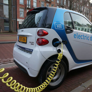 voiture électrique en cours de chargement