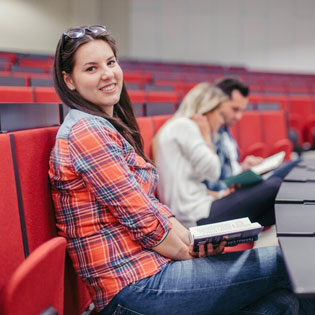 étudiante dans un amphithéâtre