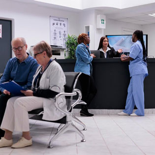 patients dans la salle d'attente d'une maison médicale