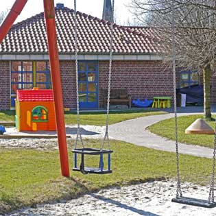 extérieur d'une crèche avec des jeux pour les enfants