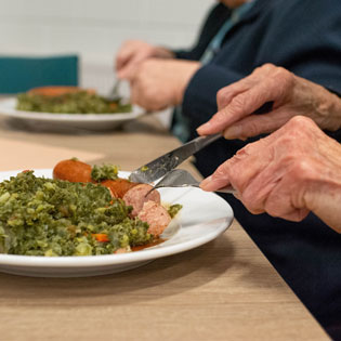 assiette de personnes âgées en train de déjeuner