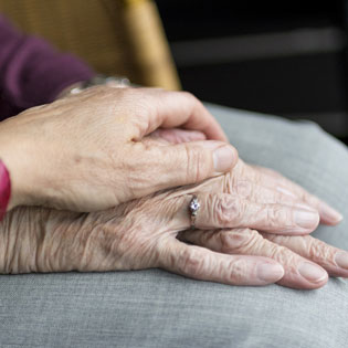 mains de personnes âgées l'une sur l'autre