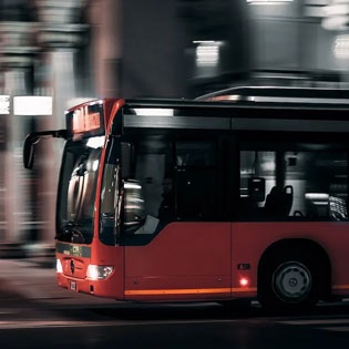 car rouge transportant des citadins