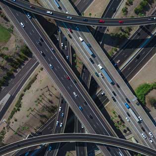 croisement d'autoroutes avec des véhicules