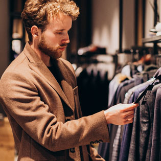 homme dans un magasin de vêtement