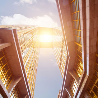 bureaux jaunes avec vue sur le ciel