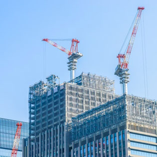 chantier de construction avec des grues