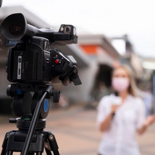 femme filmée par une caméra 