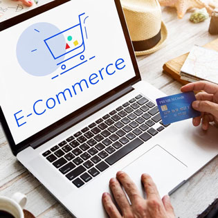 ordinateur avec écran blanc avec une page e-commerce