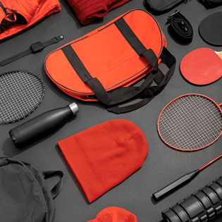 équipements de sport avec un sac rouge 