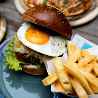 hamburger accompagné de frites