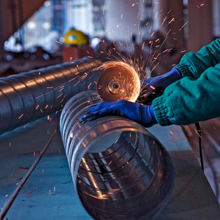 homme avec une scie en train de découper un objet 