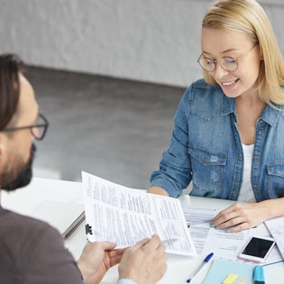 femme blonde qui présente son CV