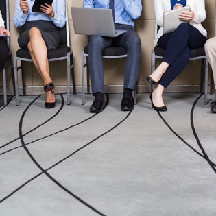 candidats en train d'attendre pour un entretien d'embauche